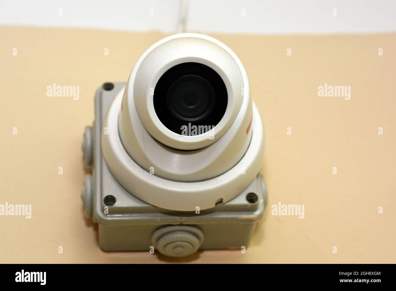Vidéosurveillance infrarouge sécurité caméra IP réaliste CCTV à l'intérieur d'un mur à l'intérieur d'un bâtiment, caméras intelligentes pour la photographie et l'enregistrement vidéo comme anti-t. Banque D'Images