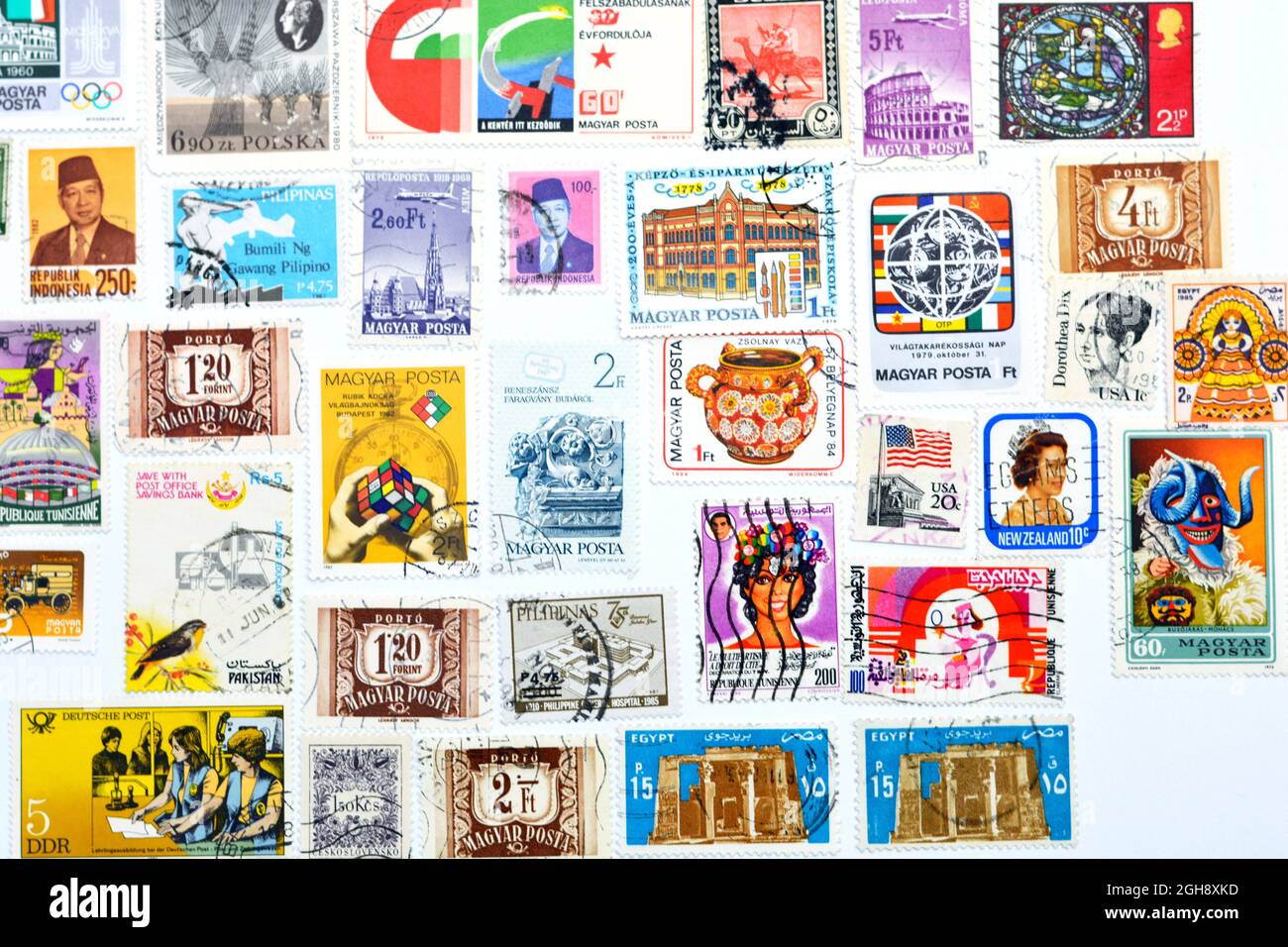 arrière-plan de divers vieux millésime utilisé timbres-poste de différents pays et temps sur fond blanc, une couverture avec un ensemble de timbres-poste Banque D'Images