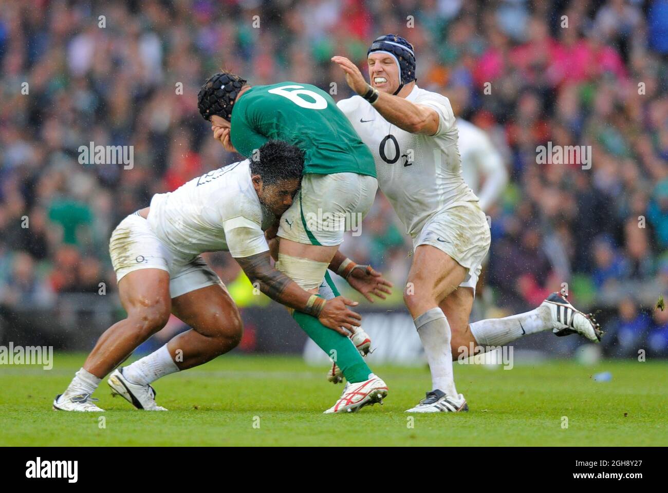 Stephen Ferris, d'Irlande, affronté par Manu Tuilagi, d'Angleterre, et James Haskell, d'Angleterre, lors du match international Guinness Summer Series entre l'Irlande et l'Angleterre au stade Aviva, à Dublin, en Irlande. Banque D'Images