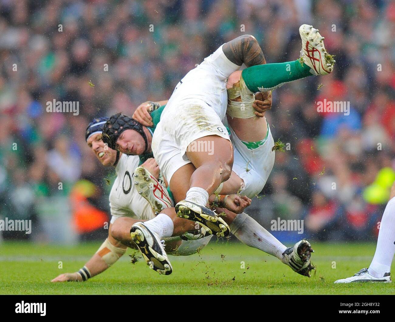 Stephen Ferris, d'Irlande, affronté par Manu Tuilagi, d'Angleterre, et James Haskell, d'Angleterre, lors du match international Guinness Summer Series entre l'Irlande et l'Angleterre au stade Aviva, à Dublin, en Irlande. Banque D'Images