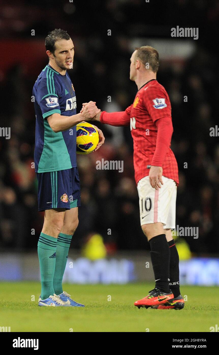 John O'Shea, de Sunderland, se serre la main avec Wayne Rooney, de Manchester United, lors du match de football de la Barclays Premier League entre Manchester United et Sunderland, au stade Old Trafford de Manchester, au Royaume-Uni, le 15 décembre 2012. Photo Simon BellisSportimage Banque D'Images