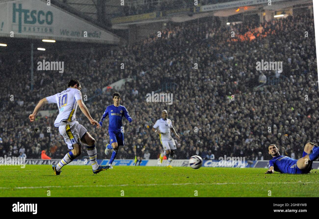 Luciano Becchio de Leeds United marque le premier but lors de la coupe Capital One, quart finale du match entre Leeds United et Chelsea au stade Elland Road de Leeds. Photo Simon Bellis. Banque D'Images