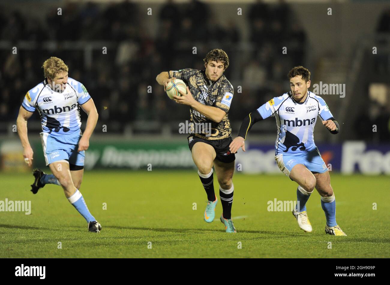 Pierre Berard de Montpellier trouve un écart entre David Seymour de sale Sharks et Danny Cipriani de sale Sharks lors de la coupe Heineken, Round 5 match entre sale Sharks et Montpellier au Salford City Stadium à Salford le 11 janvier 2013. SIMON BELLIS Banque D'Images