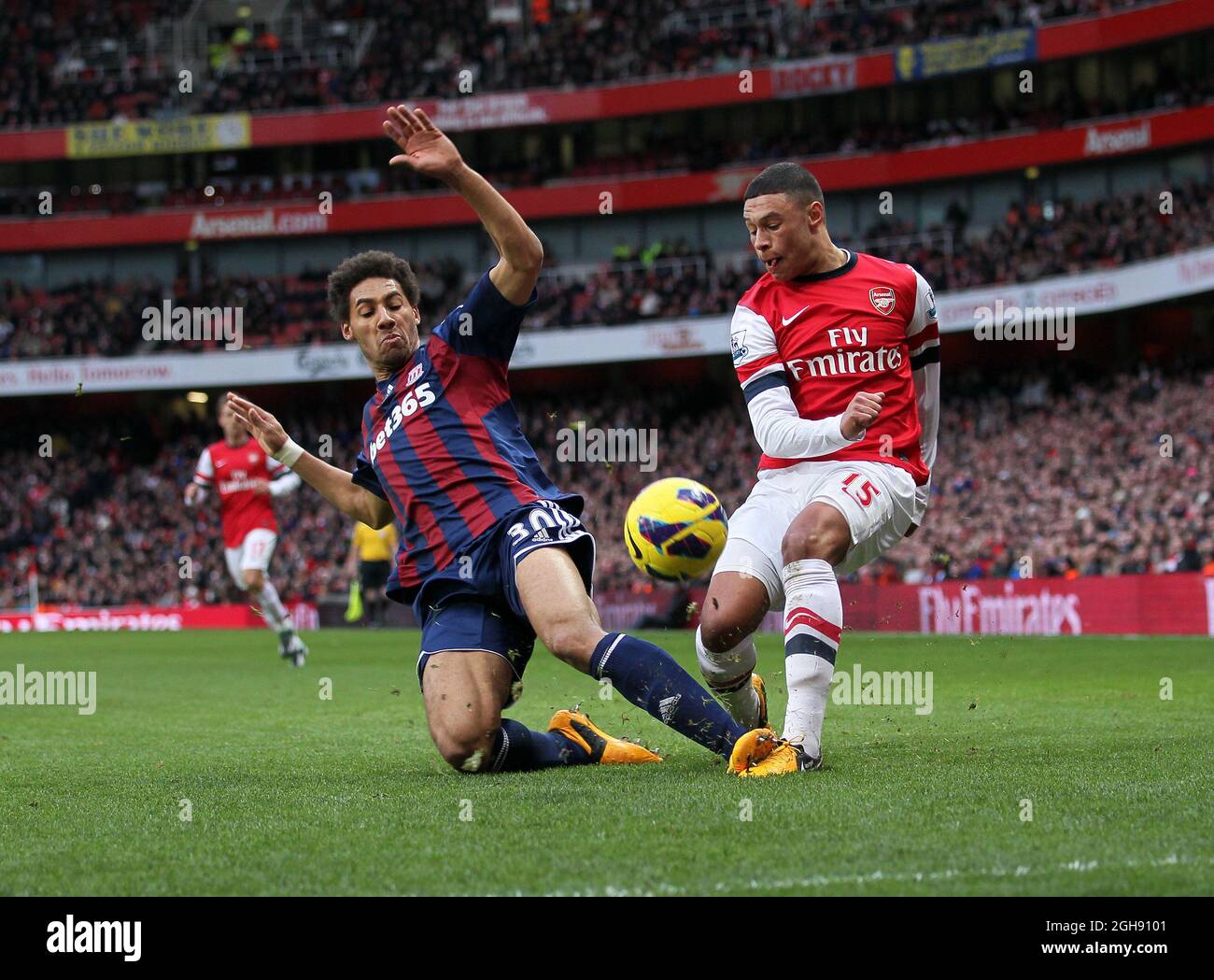 Alex Oxlade-Chamberlain d'Arsenal se trouve aux côtés de Ryan Shotton de Stoke lors du match de football de la Barclays Premier League entre Arsenal et Stoke au stade Emirates de Londres, au Royaume-Uni, le 02 février 2013. Banque D'Images