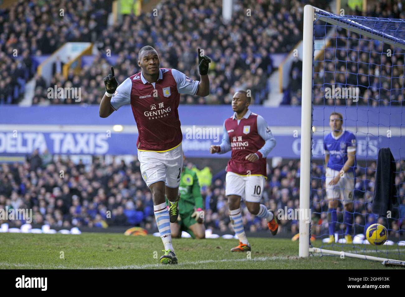 Christian Benteke célèbre le troisième but de son côté pendant la Barclays Premier League entre Everton et Aston Villa au Goodison Park à Liverpool le 02 février 2013. Banque D'Images