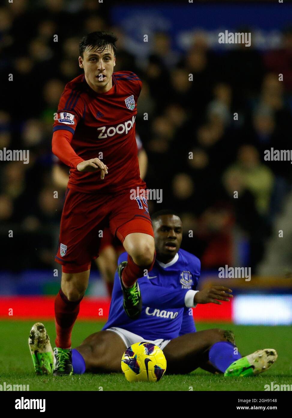 Victor Anichebe (R) d'Everton en action avec George Thorne de West Bromwich lors du match de la Barclays Premier League entre Everton et West Bromwich Albion au Goodison Park à Liverpool le 30 janvier 2013. Banque D'Images