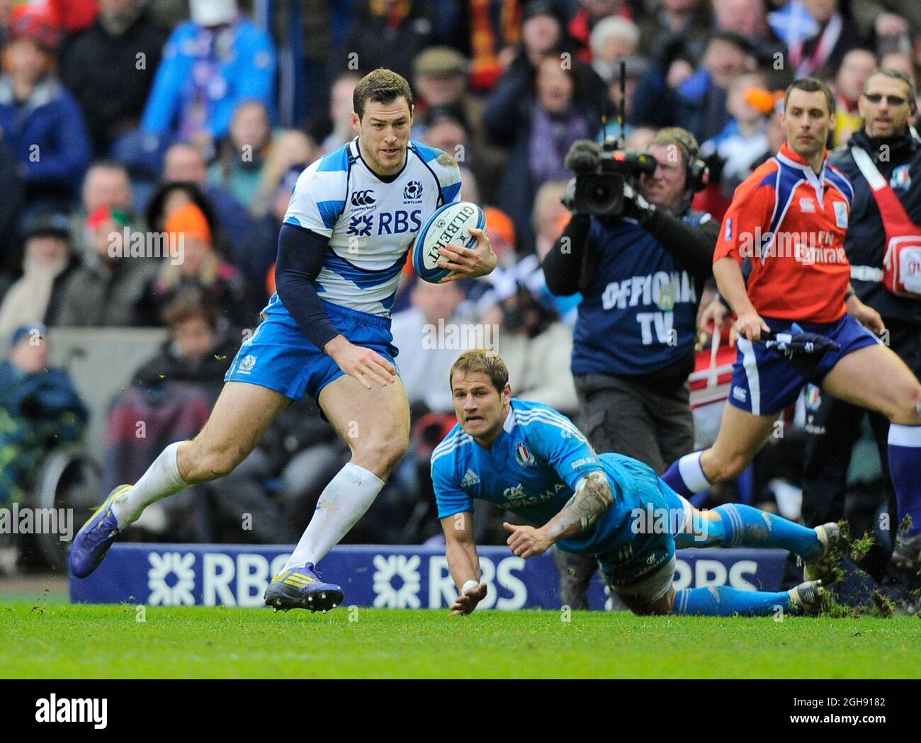 Tim visser, d'Écosse, lance le défi de Tobias Botes, d'Italie, pour tenter de remporter un match du championnat RBS 6 Nations 2013 entre l'Écosse et l'Italie au stade Murrayfield à Édimbourg, en Écosse, le 9 février 2013. Banque D'Images