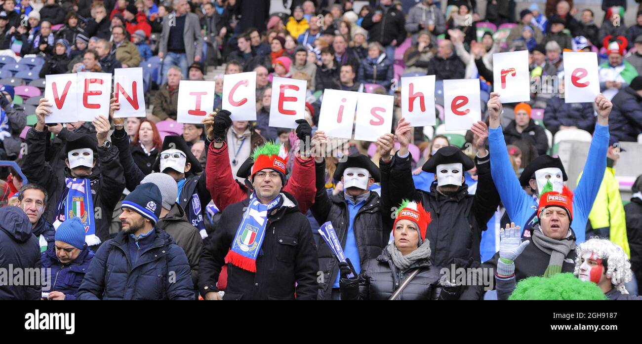 Les amateurs de rugby italiens apprécient la journée lors du match du championnat RBS 6 Nations 2013 entre l'Écosse et l'Italie au stade Murrayfield d'Édimbourg, en Écosse, le 9 février 2013. Banque D'Images