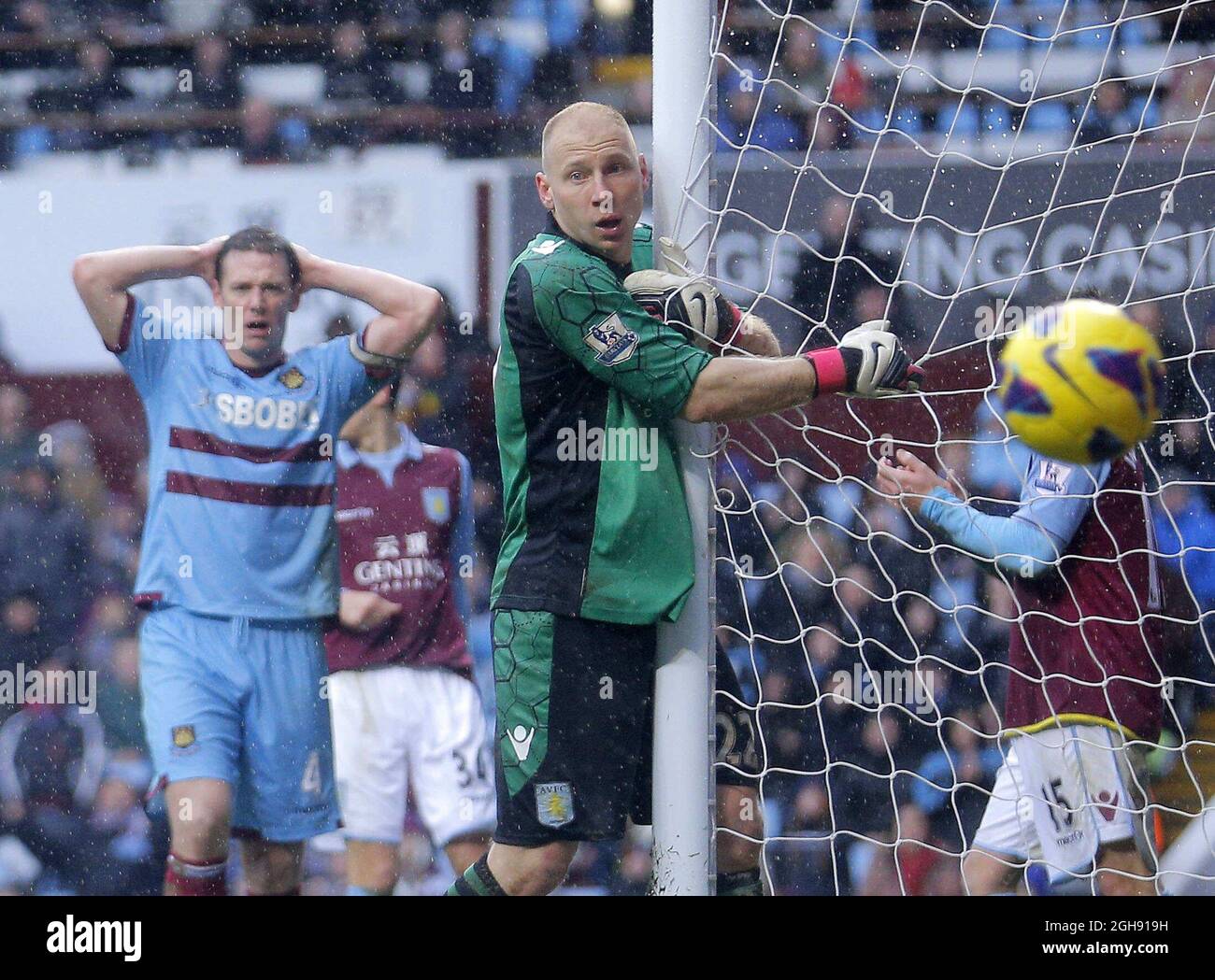 Brad Guzan, gardien de but Aston Villa après son dernier souffle, sauve à Carlton Cole un objectif égalisateur pour West Ham pendant la Barclays Premier League entre Aston Villa et West Ham United à la Villa Park à Birmingham le 08 février 2013. Banque D'Images