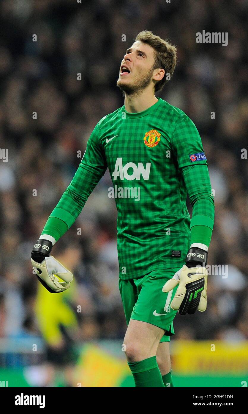 David de Gea, de Manchester United, regarde le ciel pendant le premier tour de Knockout de 16 de la Ligue des champions de l'UEFA, 1er match de jambe entre le Real Madrid et Manchester Utd au stade Santiago Bernabeu à Madrid, en Espagne, le 13 février 2013 Banque D'Images