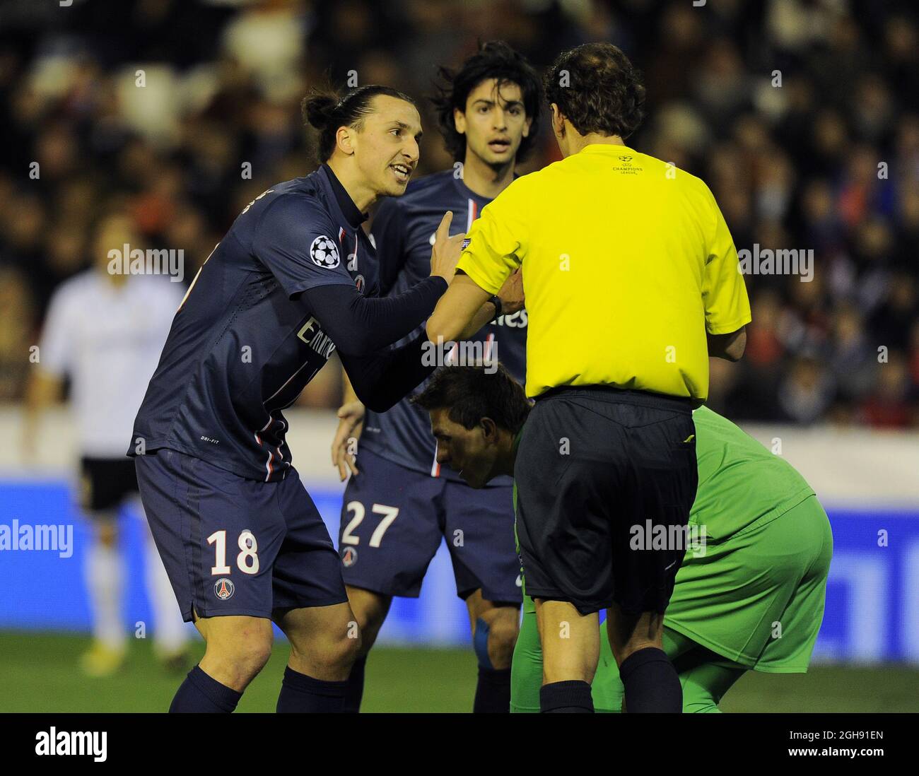 Zlatan Ibrahimovic, de Paris Saint Germain, plaide avec l'arbitre lors du premier Knockout Round de 16 de la Ligue des champions de l'UEFA, premier match de football entre Valence et Paris Saint-Germain au stade Mestalla à Valence, Espagne, le 12 février 2013. CSMLandov Banque D'Images