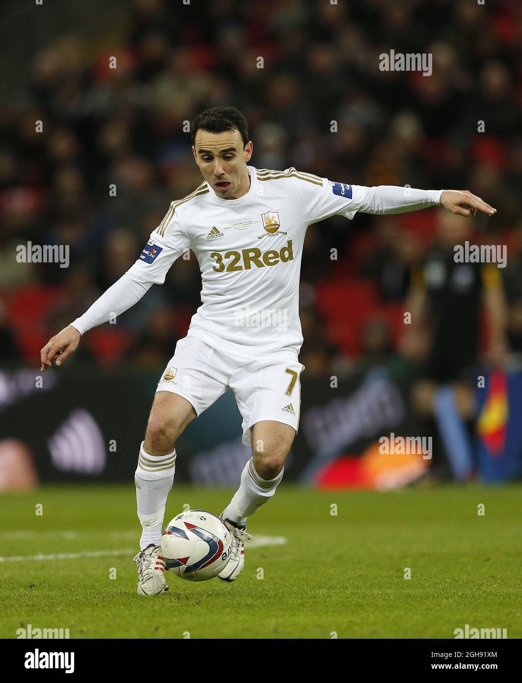 Leon Britton de Swansea en action lors du match de football de la finale de la coupe Capital One entre Bradford City et Swansea City au stade Wembley à Londres, Royaume-Uni, le 24 février 2013. Banque D'Images