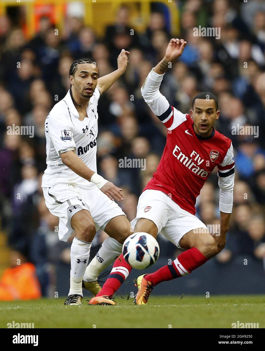 Le 03 mars 2013, Benoit Assou-Ekotto de Tottenham se livre à Theo Walcott d'Arsenal lors du match de la Barclays Premier League entre Tottenham Hotspur et Arsenal à White Hart à Londres, UK Lane. Banque D'Images