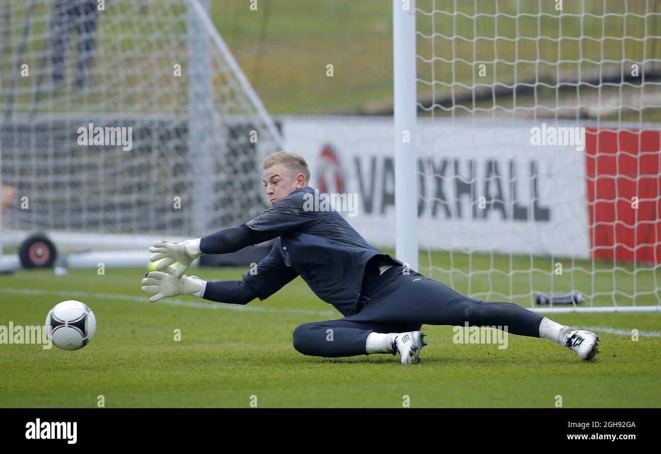 Le gardien de but Joe Hart se réchauffe pendant l'entraînement de l'Angleterre au parc St Georges, Burton Upon Trent, dans le Staffordshire, le 19 mars 2013. Photo: Malcolm Couzens Banque D'Images