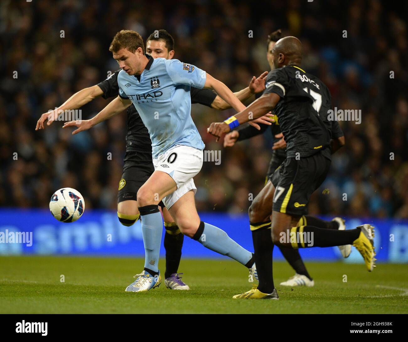 Edin Dzeko, de Manchester City, se défait d'Antolin Alcaraz, de Wigan Athletic, lors du match de la Barclays Premier League entre Manchester City et Wigan Athletic au stade Etihad. Manchester le 17 avril 2013. Banque D'Images