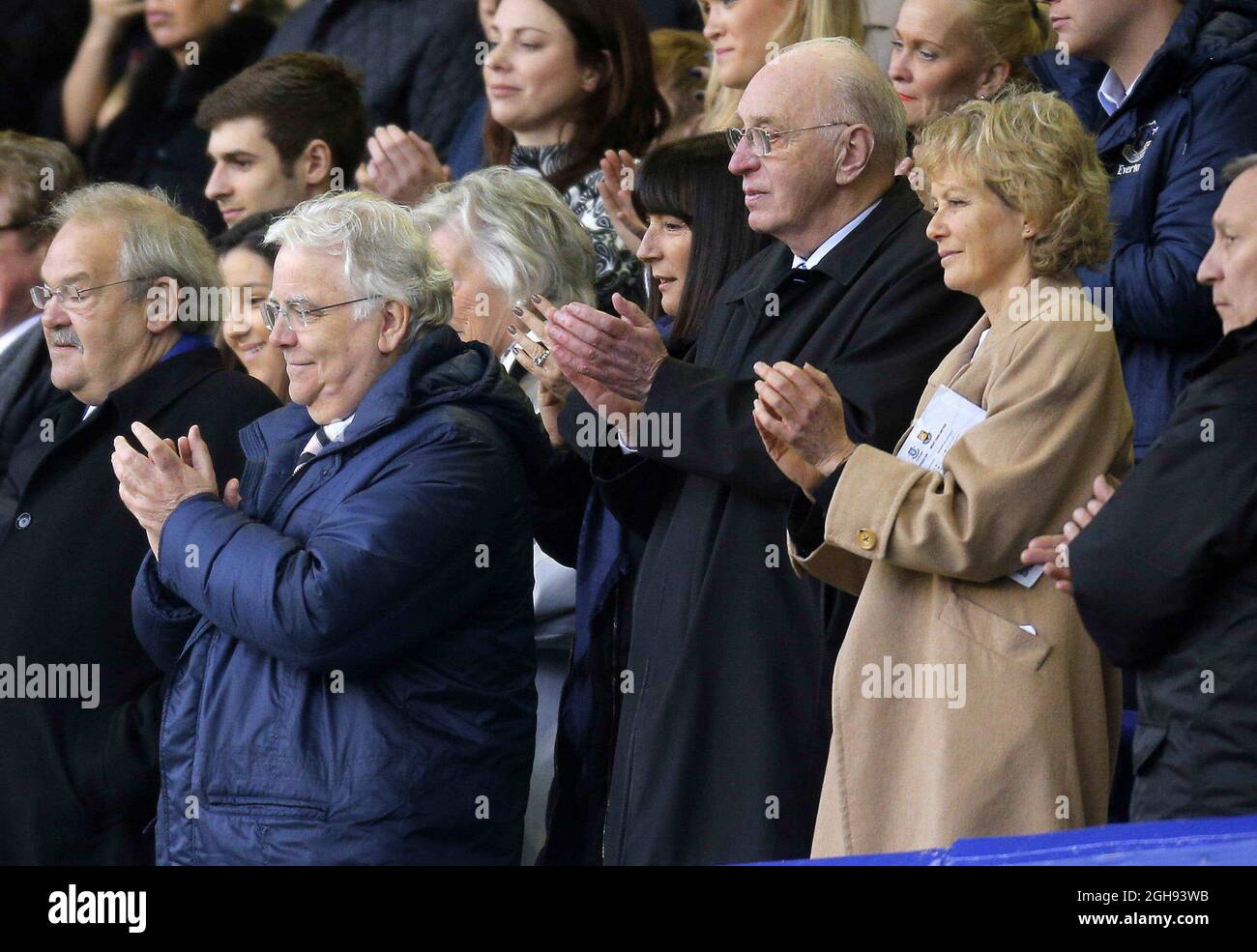 Bill Kenwright, président d'Everton (deuxième à partir de la gauche) et Jenny Seagrove (à droite), partenaire, applaudissent la bienvenue après le match pour le Manager sortant David Moyes lors du match de la Barclays Premier League entre Everton et West Ham United au Goodison Park de Liverpool, en Angleterre, le 12 mai 2013. Banque D'Images