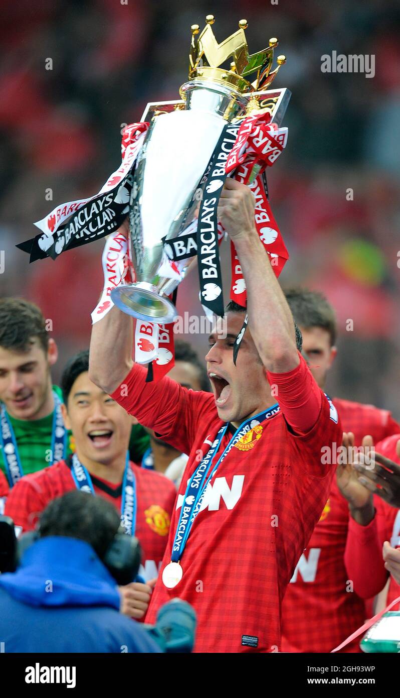 Le 12 mai 2013, Robin Van Persie de Manchester United lève le trophée de la Barclays Premier League après le match de la Barclays Premier League entre Manchester Utd et Swansea City au stade Old Trafford, à Manchester. Banque D'Images