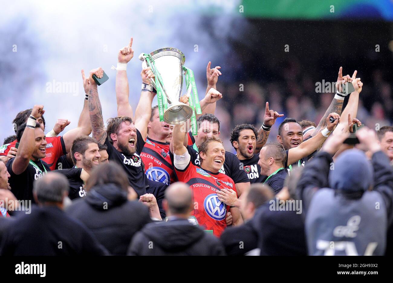 Jonny Wilkinson de RC Toulon lève la Heineken Cup 2013 lors de la Heineken Cup, finale du match entre ASM Clermont Auvergne et RC Toulonnais au stade Aviva de Dublin, Irlande, le 18 mai 2013. Photo Simon Bellis Banque D'Images