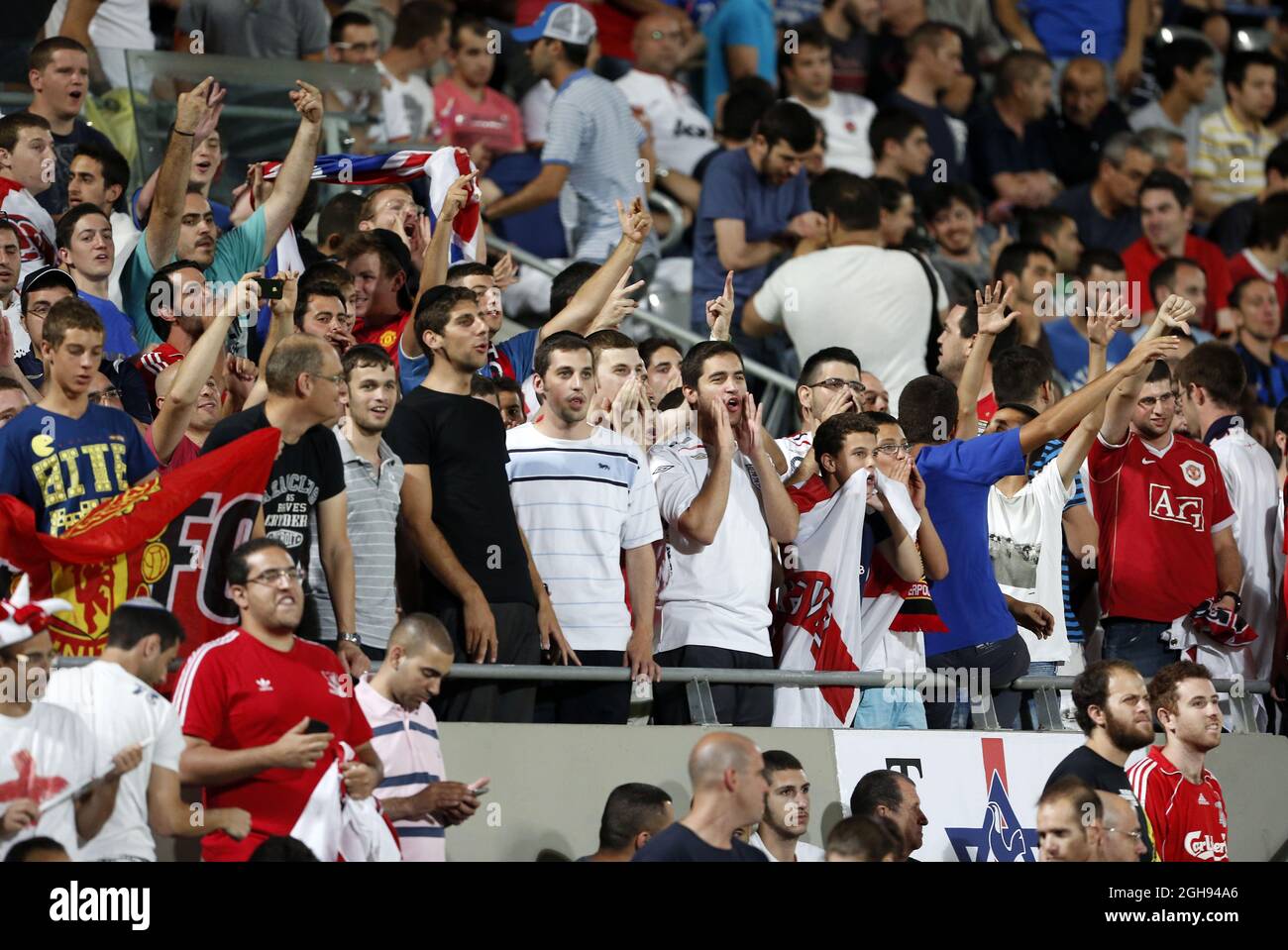 Les supporters israéliens s'impliquent lors du match de l'UEFA European U21 Soccer Championship Group A entre l'Angleterre et l'Italie au stade Bloomfield de tel Aviv, Israël, le mercredi 5 juin 2013. Banque D'Images