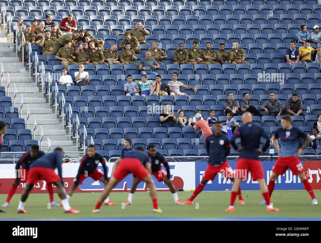 Les forces israéliennes regardent l'Angleterre s'échauffer lors du championnat 2013 de l'UEFA U21, séance d'entraînement d'Angleterre au stade Teddy à Jérusalem, Israël, le 10 juin 2013. Banque D'Images