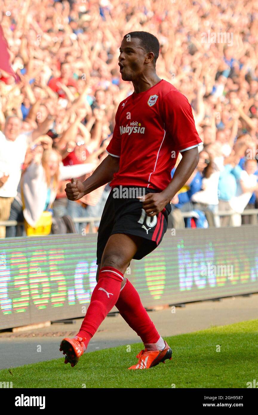 Fraizer Campbell, de Cardiff City, célèbre son deuxième but lors du match de la Barclays Premier League entre Cardiff City et Manchester City au Cardiff City Stadium, à Cardiff, au Royaume-Uni, le 25 août 2013. Banque D'Images