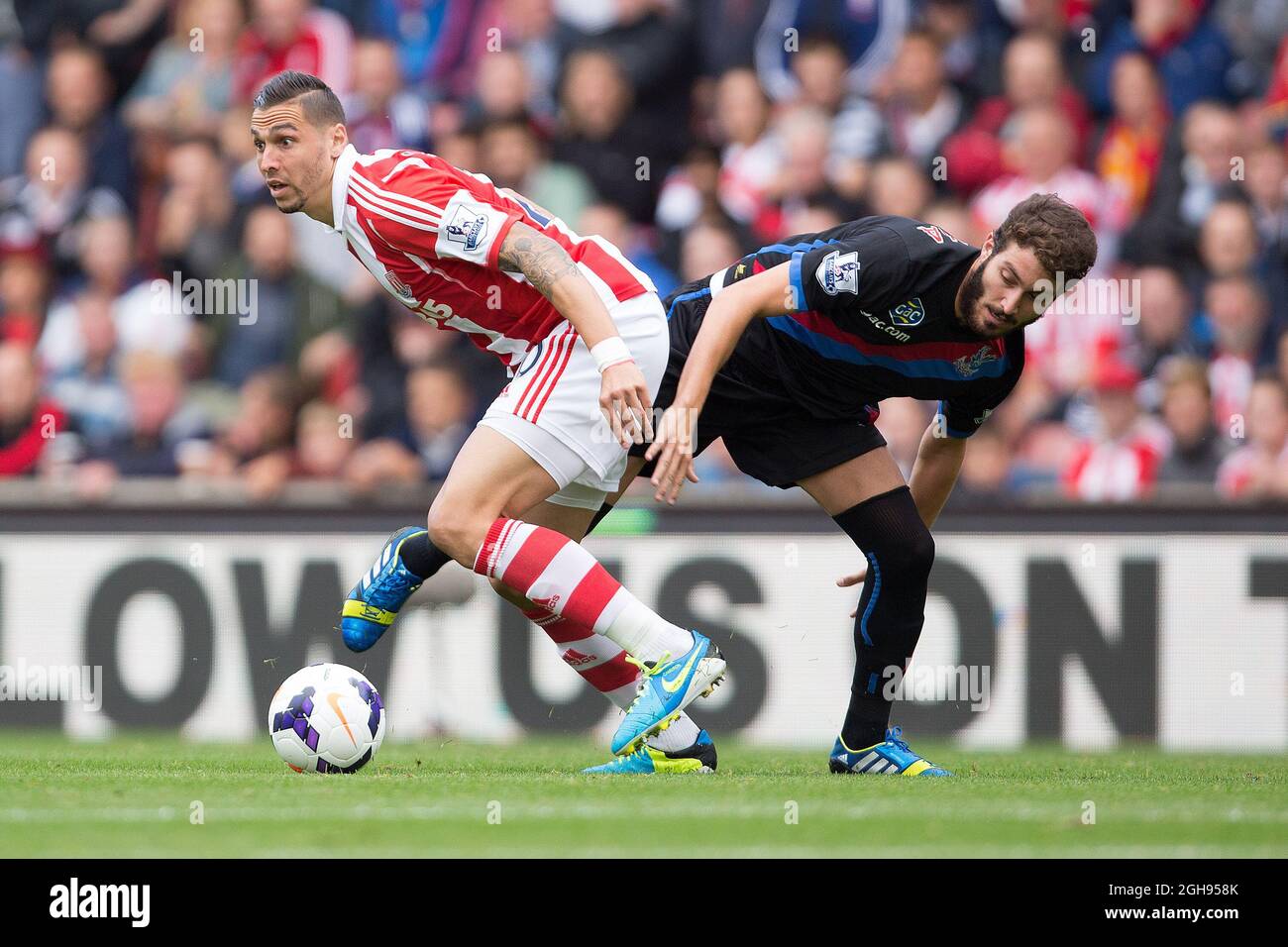 José Campana de Crystal Palace défie Geoff Cameron de Stoke lors du match de la Barclays Premier League entre Stoke City et Crystal Palace au Britannia Stadium de Manchester, Royaume-Uni, le 24 août 2013. Banque D'Images