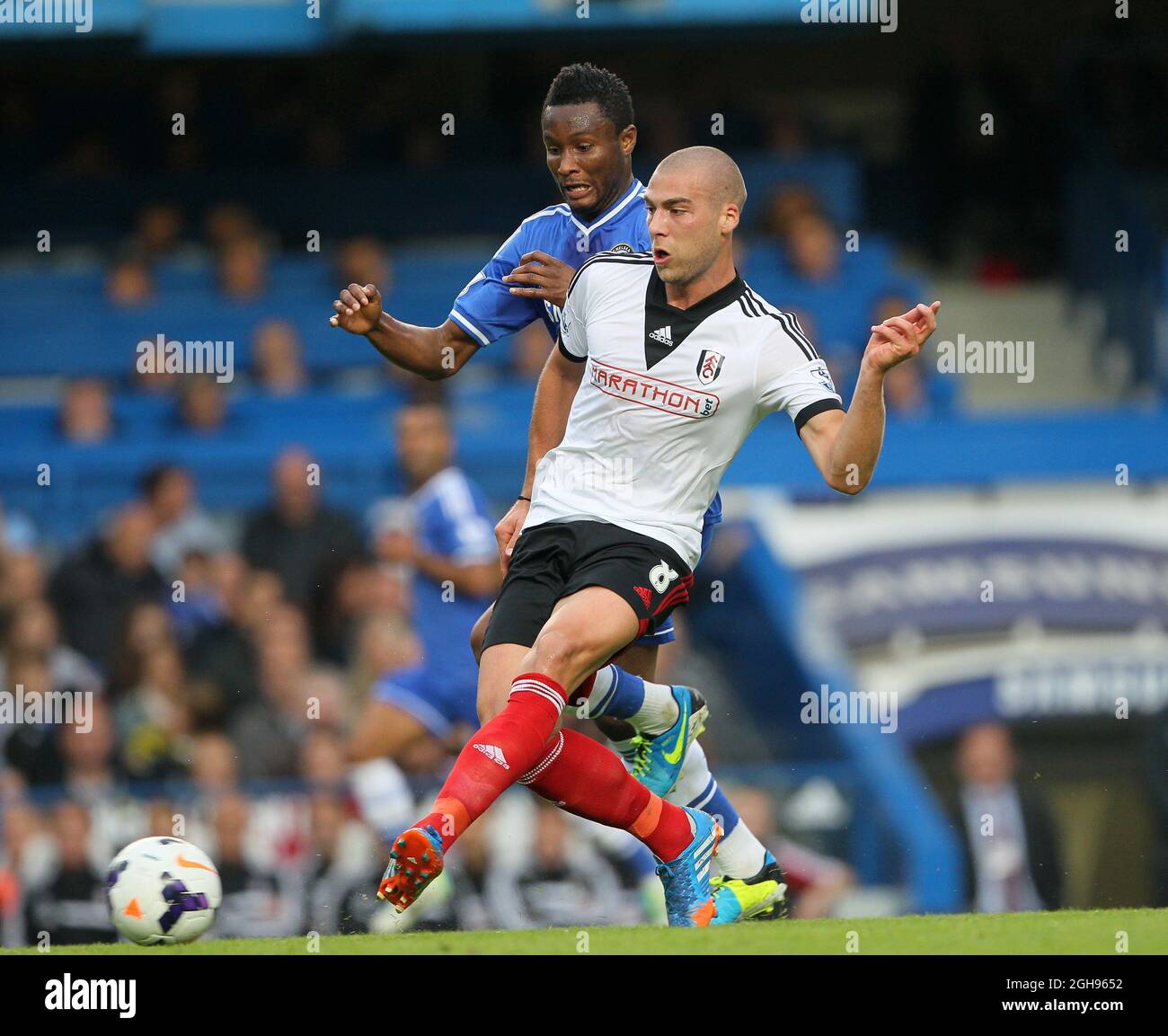 Mikel John OBI de Chelsea se joue avec Pajtim Kasami de Fulham lors du match de la Barclays Premier League entre Chelsea et Fulham au stade Stamford Bridge à Londres, Royaume-Uni, le 21 septembre 2013. Photo David Klein. Banque D'Images