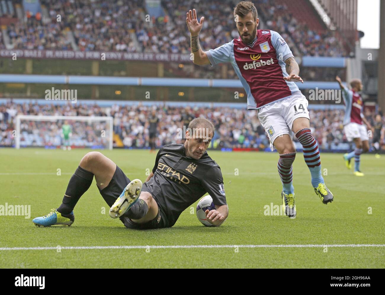 Pablo Zabaleta de Manchester City tombe dans la zone de pénalité avec Antonio Luna d'Aston Vila fermer pendant le match de la Barclays Premier League entre Aston Villa et Manchester City à la Villa Park à Birmingham, West Midlands, Royaume-Uni le 28 septembre 2013. Banque D'Images