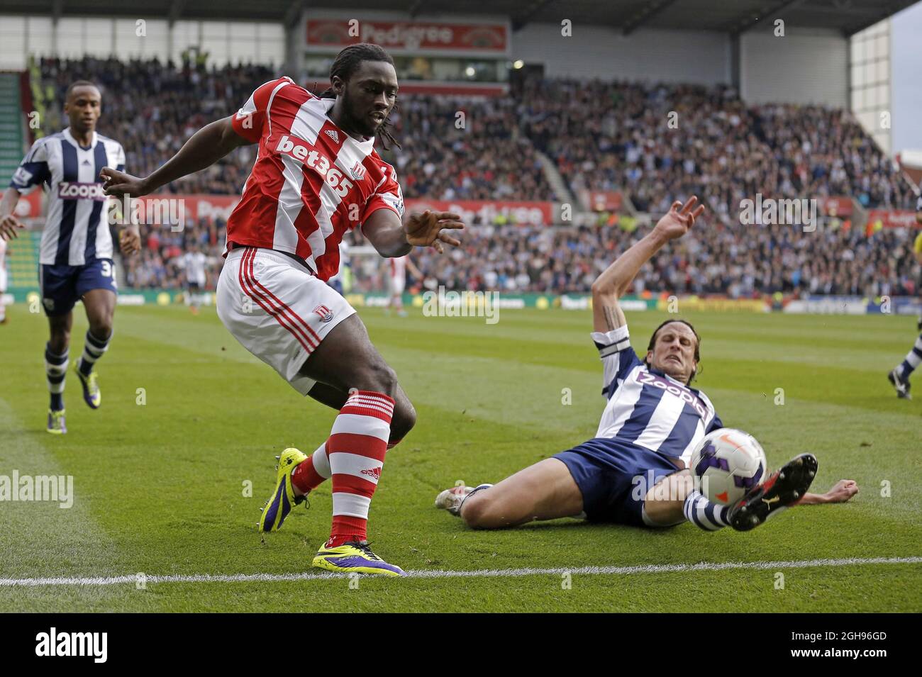 Kenwyne Jones de Stoke City (à gauche) a Jonas Olsson en pleine étendue lors du match de la Barclays Premier League entre Stoke City et West Bromwich Albion au stade Britannia de Stoke, au Royaume-Uni, le 19 octobre 2013. Photo Malcolm Couzens Banque D'Images