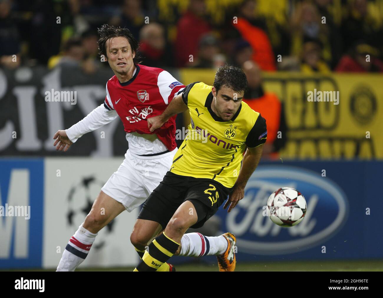 Sokratis Papastathopoulos de Dortmund se déchire avec Tomas Rosicky d'Arsenal lors du match F du groupe de la Ligue des champions de l'UEFA entre Borussia Dortmund et Arsenal au parc signal Iduna à Dortmund, en Allemagne, le 6 novembre 2013. Photo David Klein Banque D'Images