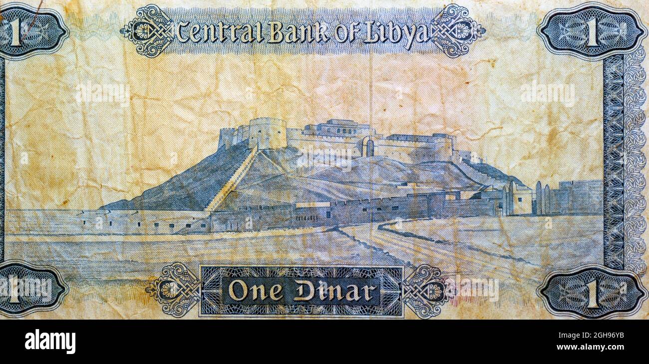 Grand fragment du côté inverse de 1 une monnaie de billet de banque dinar libyenne émise en 1972 par la banque centrale de Libye avec l'image du château fort de Sabha à Th Banque D'Images