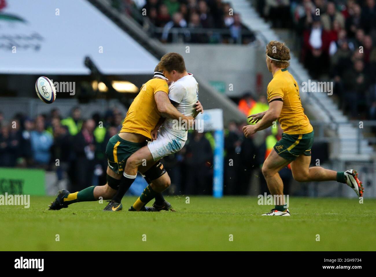 Owen Farrell, en Angleterre, est durement frappé par Kane Douglas, en Australie, lors du match international d'automne QBE entre l'Angleterre et l'Australie au stade Twickenham à Londres le 2 novembre 2013. Banque D'Images Owen Farrell, en Angleterre, est durement frappé par Kane Douglas, en Australie, lors du match international d'automne QBE entre l'Angleterre et l'Australie au stade Twickenham à Londres le 2 novembre 2013. Banque D'Images