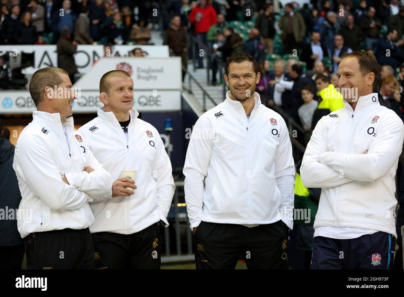 L'entraîneur d'Angleterre Stuart Lancaster, l'entraîneur d'avant Graham Rowntree, l'entraîneur de dos Andy Farrell et l'entraîneur d'attaque Mike Catt partagent une blague après le match international d'automne QBE entre l'Angleterre et l'Australie au stade de Twickenham à Londres le 2 novembre 2013. Banque D'Images
