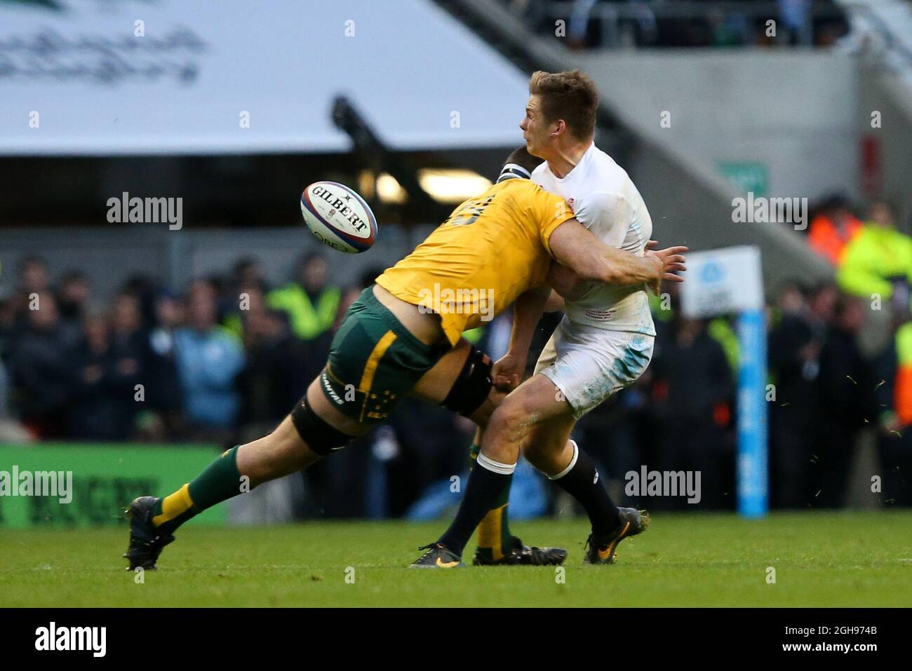 Owen Farrell, en Angleterre, est durement frappé par Kane Douglas, en Australie, lors du match international d'automne QBE entre l'Angleterre et l'Australie au stade Twickenham à Londres le 2 novembre 2013. Banque D'Images Owen Farrell, en Angleterre, est durement frappé par Kane Douglas, en Australie, lors du match international d'automne QBE entre l'Angleterre et l'Australie au stade Twickenham à Londres le 2 novembre 2013. Banque D'Images