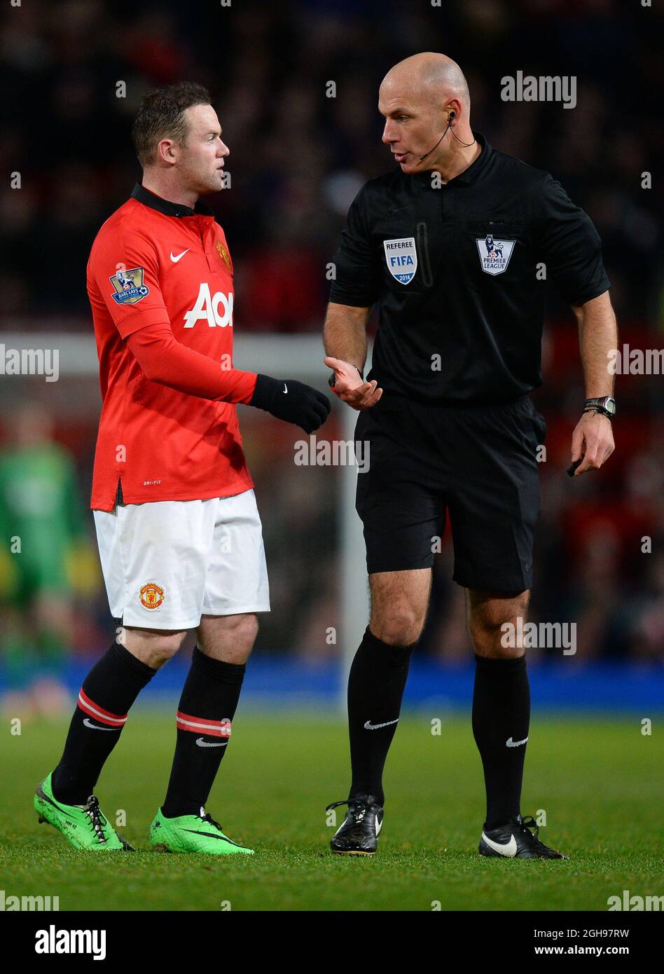 Wayne Rooney de Manchester United affronte l'arbitre Howard Webb après son refus d'une pénalité lors du match de la Barclays Premier League entre Manchester United et Tottenham Hotspur au Old Trafford à Manchester le 1er janvier 2014. Banque D'Images