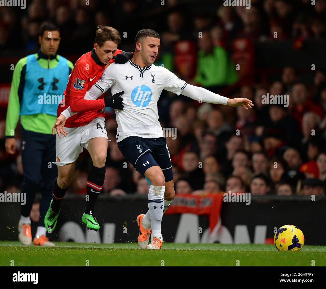 Kyle Walker de Tottenham détient Adnan Jaluzaj de Manchester United lors du match de Barclays Premier League entre Manchester United et Tottenham Hotspur au Old Trafford à Manchester le 1er janvier 2014. Banque D'Images