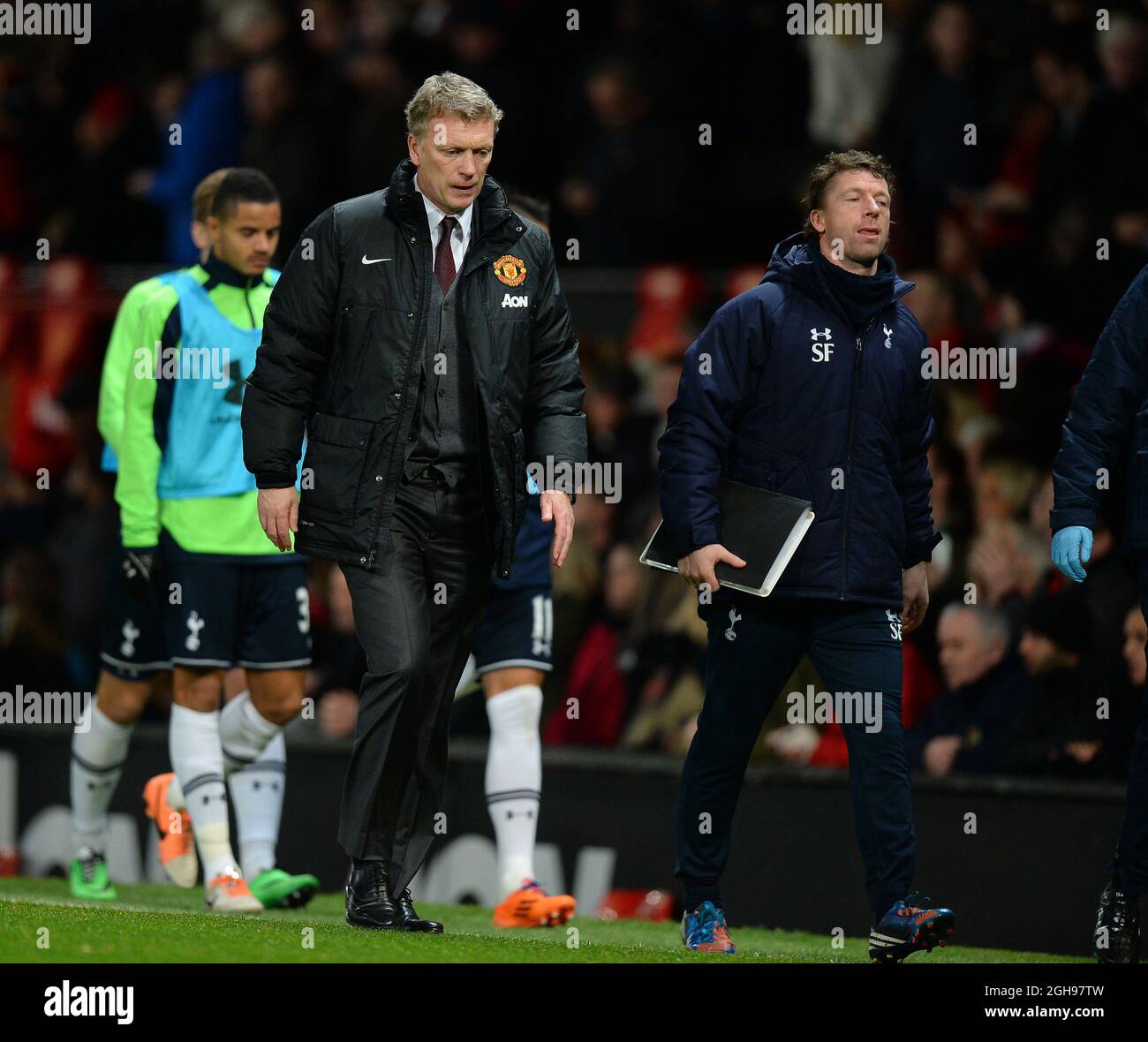 David Moyes, directeur de Manchester United, se présente à ses joueurs à mi-temps lors du match de la Barclays Premier League entre Manchester United et Tottenham Hotspur au Old Trafford à Manchester le 1er janvier 2014. Banque D'Images