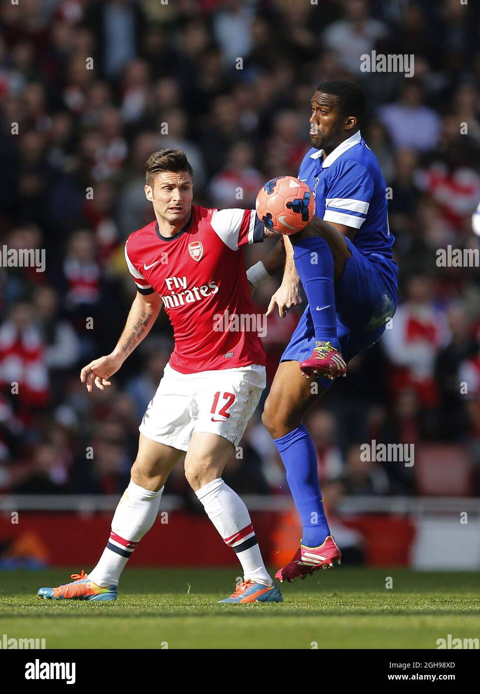 Olivier Giroud d'Arsenal se porte aux défenses de Sylvain Distin d'Everton lors du quart de finale de la coupe FA entre Arsenal et Everton qui s'est tenu au stade Emirates à Londres, en Angleterre, le 8 mars 2014. Banque D'Images