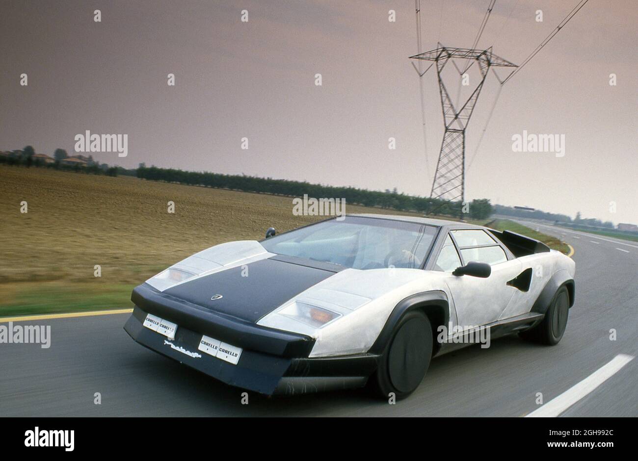 1988 Lamborghini Countach Evoluzione (fibre de carbone) prototype conduite à l'essai près de l'usine à Sant'Agata Bolognese Italie Banque D'Images