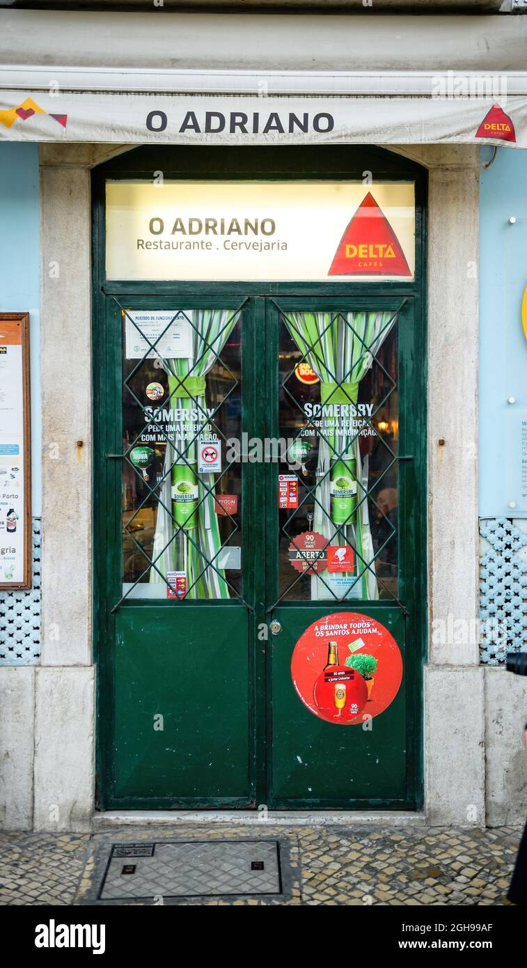 O Adriano restaurant pub dans le centre de Lisbonne sur la rue Calcada do  Carmo avec porte en acier verte fermée Photo Stock - Alamy
