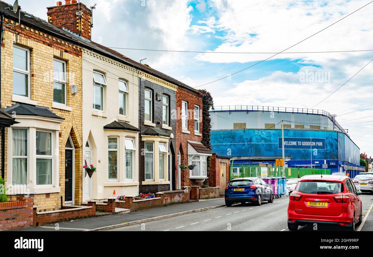 Gwladys Street, Walton, Liverpool 4, avec Goodison Park, la maison du club de football d'Everton au loin. Banque D'Images