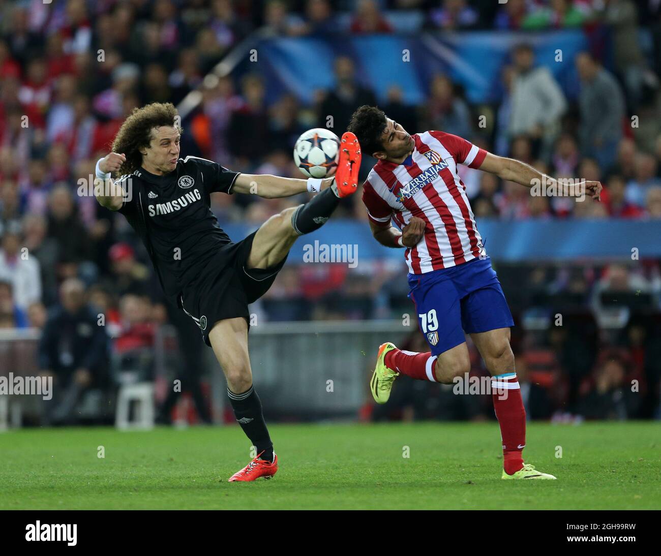 Diego Costa de l'Atletico de Madrid se joue avec David Luiz de Chelsea lors de la demi-finale de la Ligue des champions de l'UEFA Premier match de football entre l'Atletico de Madrid et Chelsea qui s'est tenu au stade Vicente Calderon de Madrid, Espagne, le 22 avril 2014. Photo David Klein Banque D'Images