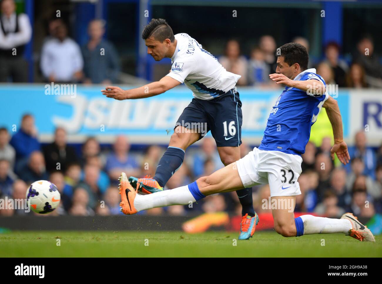 Sergio Aguero de Manchester City passe devant Antolin Alcaraz d'Everton pour marquer le but égalisateur lors du match de Barclays Premier League entre Everton et Manchester City au stade Goodison Park de Liverpool, en Angleterre, le 3 mai 2014. Photo David Klein. Photo Simon Bellis. Banque D'Images