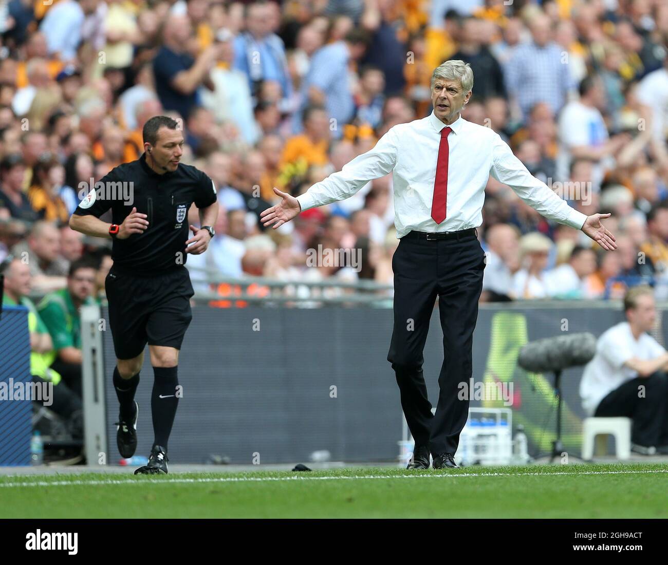 Arsene Wenger d'Arsenal a des mots avec l'arbitre Lee Probert lors du match final de la coupe FA entre Arsenal et Hull City au stade Wembley à Londres, Royaume-Uni, le 17 mai 2014. Photo David Klein/Sportimage. Banque D'Images