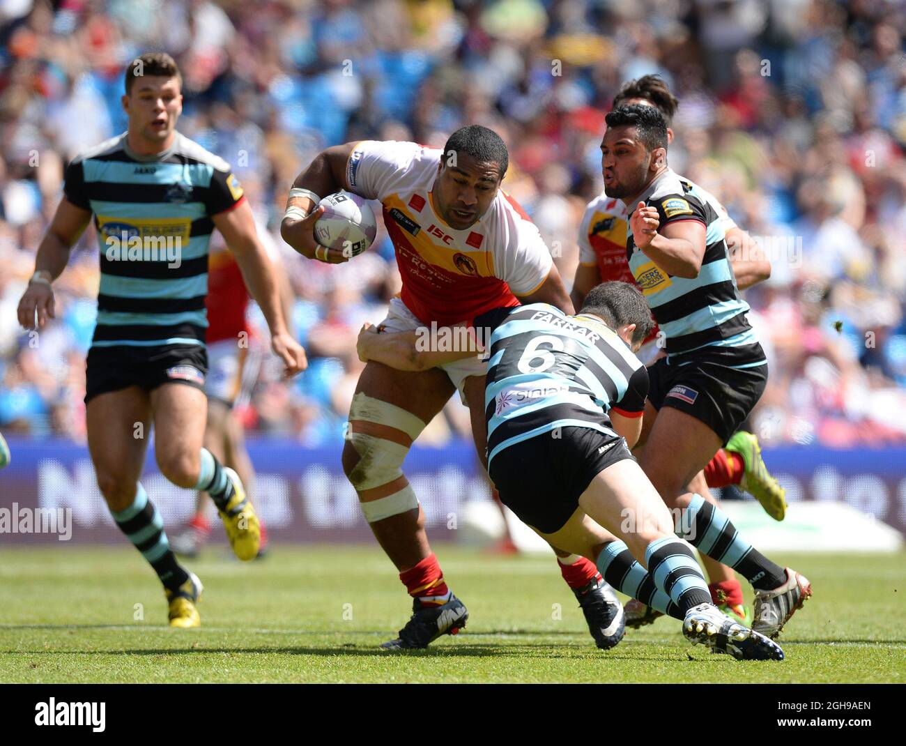 Zeb Taia des Dragons catalans affronté par Ben Farrar des Broncos de Londres lors du premier match du week-end magique de Super League Utility entre les Broncos de Londres et les Dragons catalans à Etihad Stadium, Manchester, Angleterre, le 17 mai 2014. Photo Simon Bellis/Sportimage. Banque D'Images