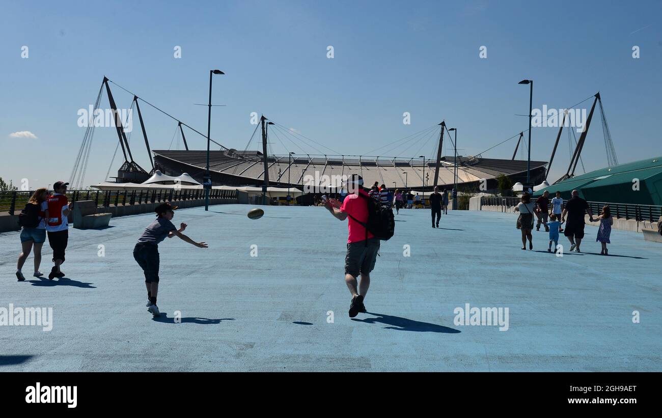 Les fans de la Rugby League se rendent au premier des quatre jours de match du First Utility Super League Magic Weekend Match entre les London Broncos et les Catalan Dragons au Etihad Stadium, Manchester, Angleterre, le 17 mai 2014. Photo Simon Bellis/Sportimage. Banque D'Images