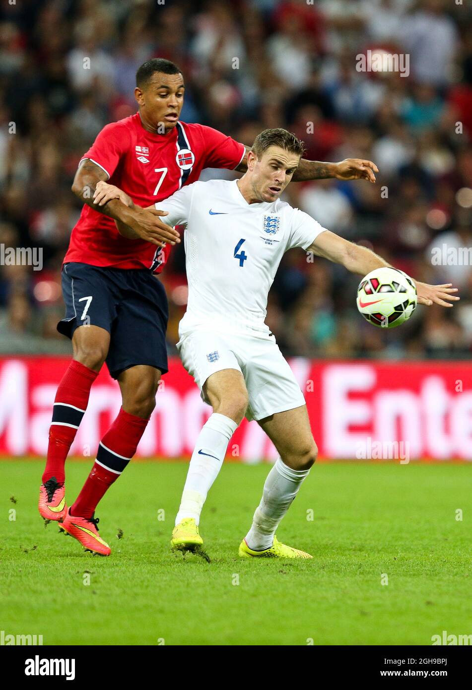 Jordan Henderson en Angleterre et Joshua King en Norvège lors du match international amical entre l'Angleterre et la Norvège au stade Wembley à Londres, le 3 septembre 2014. Banque D'Images