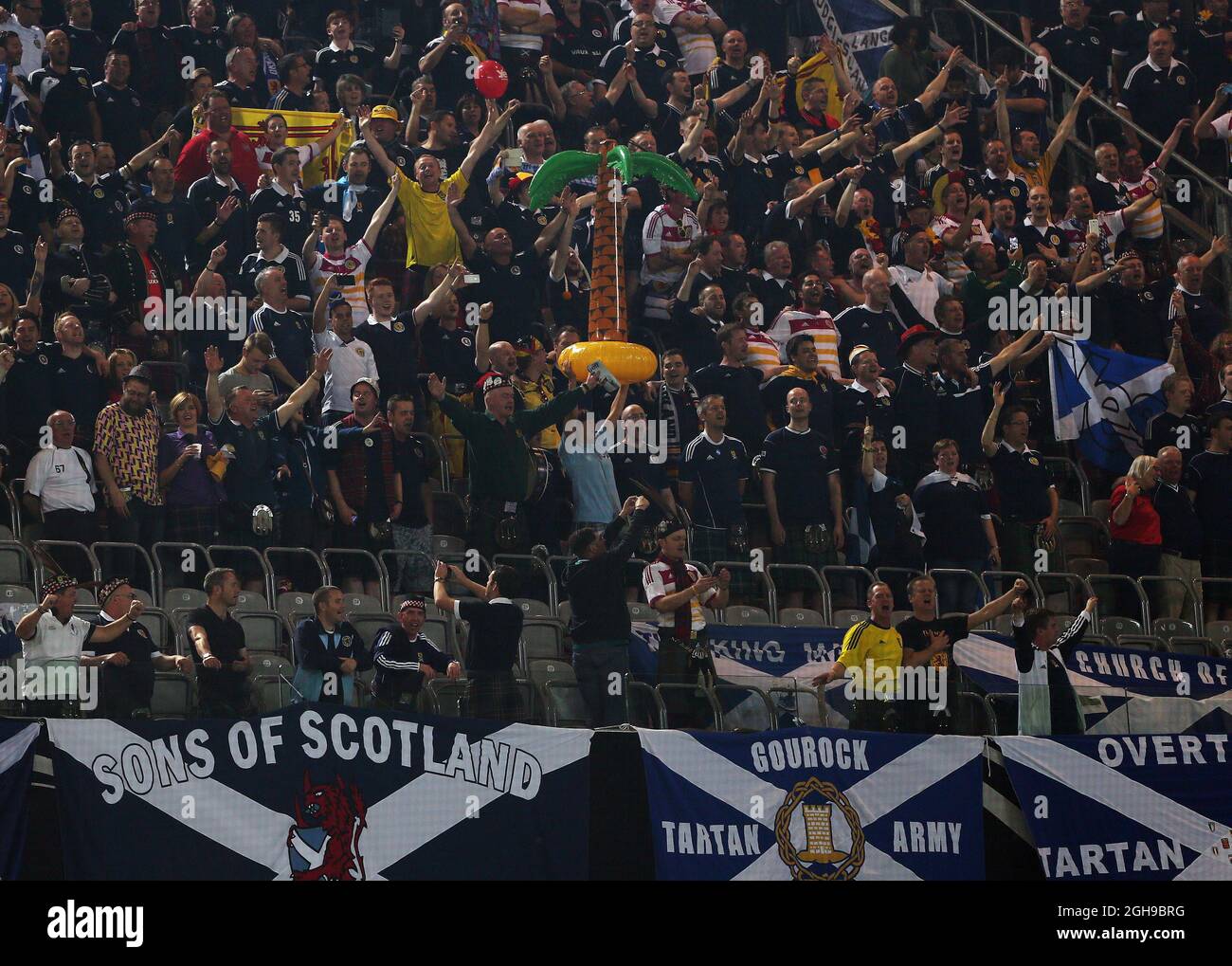 Les fans écossais se mettent derrière leur équipe lors du match de qualification de l'UEFA Euro 2016, groupe D entre l'Allemagne et l'Écosse, au signal Iduna Park, Dortmund, le 7 septembre 2014. Banque D'Images