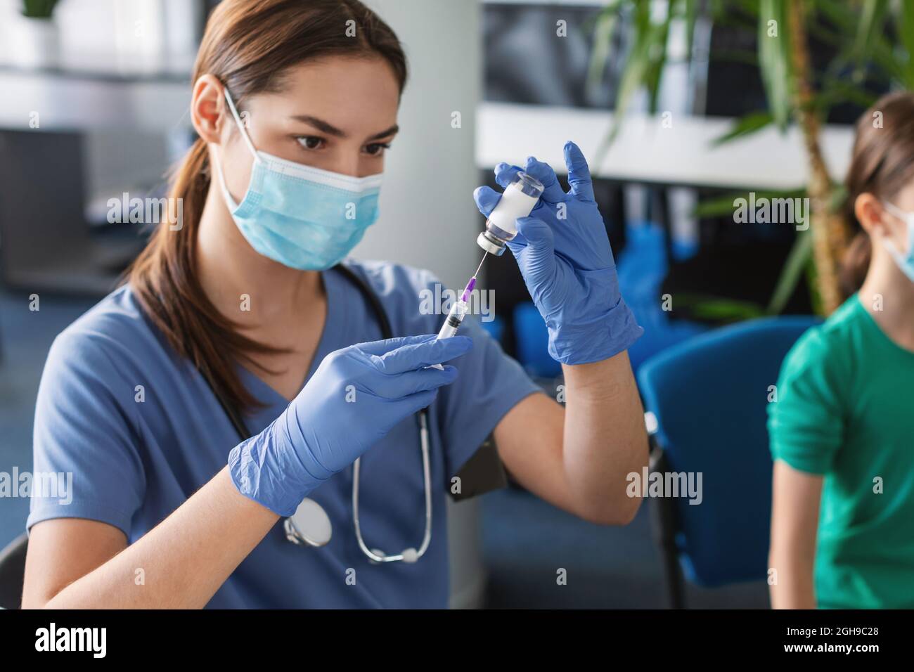 Femme médecin prenant une dose de vaccin Covid-19, foyer sélectif Banque D'Images