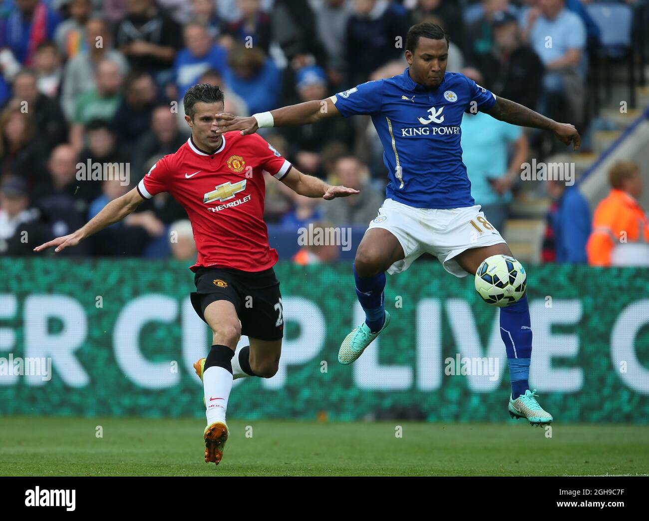 Liam Moore, de Leicester City, intercepte Robin van Persie, de Manchester United, lors du match de la Barclays Premier League au King Power Stadium, le 21 septembre 2014. Banque D'Images